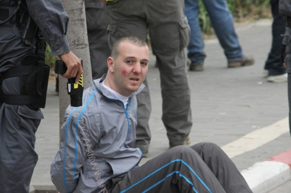 الشرطة تعتدي بالضرب على أبناء عائلة أبو سيف أثناء تنفيذ أمر الهدم 